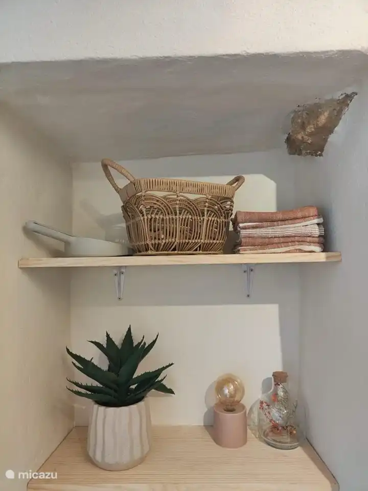 Étagères détaillées au-dessus de la machine à laver