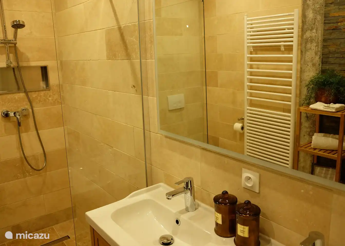 Begehbare Dusche mit Doppelwaschbecken