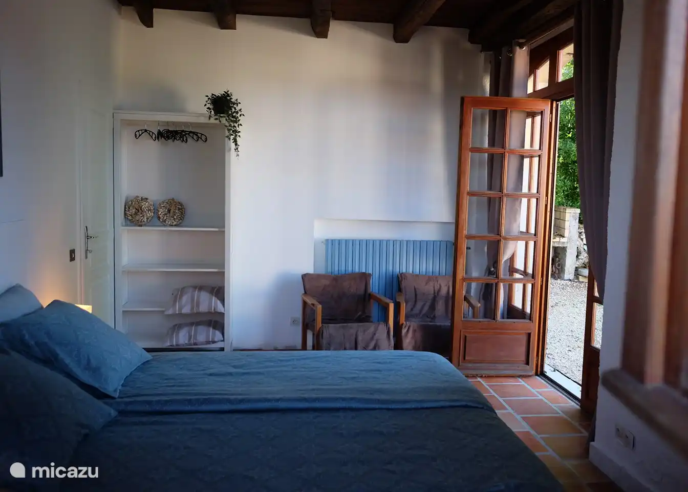 Französische Türen zur Terrasse ... die Fensterläden können geschlossen werden, so dass es auch in heißen Sommern schön kühl bleibt