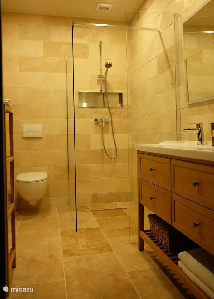 Modernes Badezimmer mit ebenerdiger Dusche