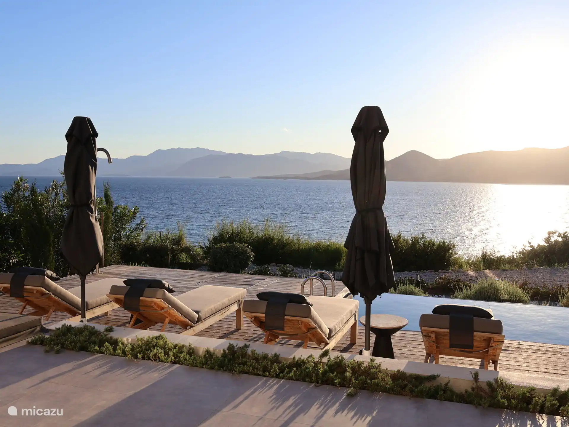 Relax sunbeds benedenterras