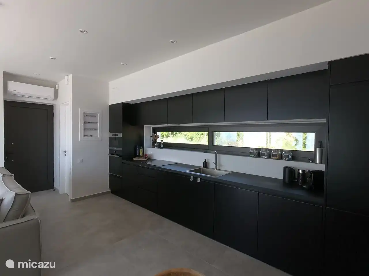 Offene Küche mit Geschirrspüler, Waschmaschine, Mikrowelle, Backofen, Sandwichmaker, Nespresso-Kaffeemaschine, Kühlschrank mit Gefrierfach