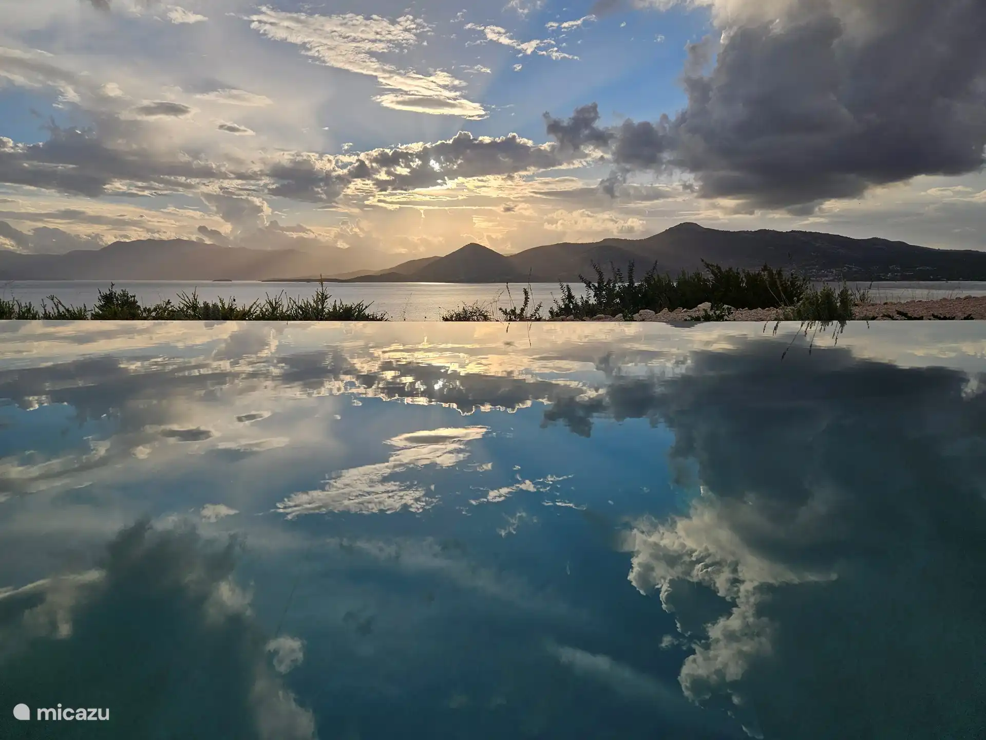 Die Bucht von Paleros vom Pool aus gesehen