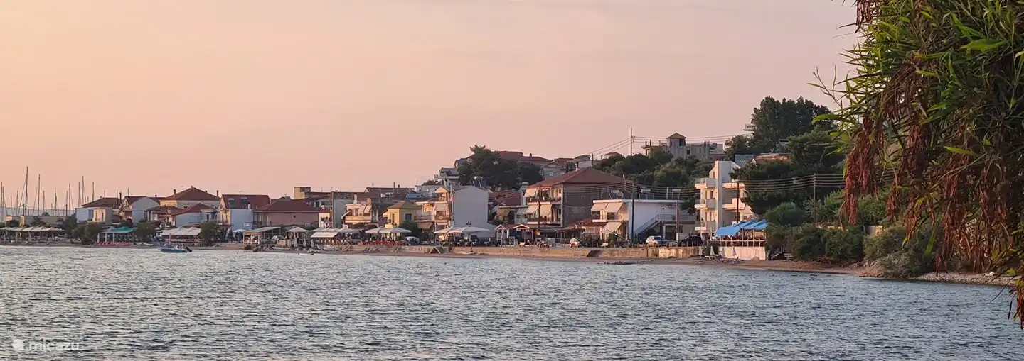 Paleros, Blick auf die Promenade von der Bucht aus