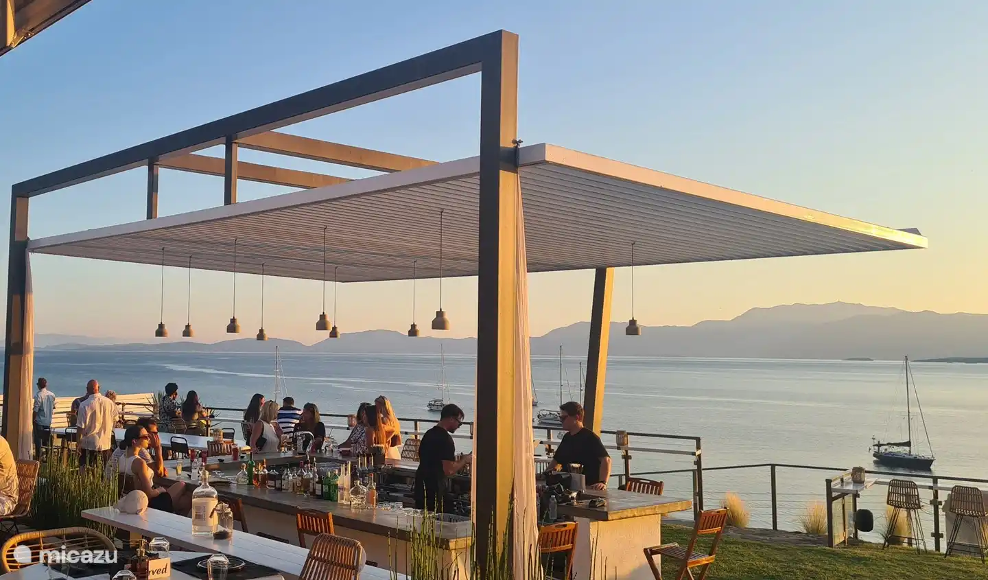 SensoMare Bar mit Blick auf den Sonnenuntergang