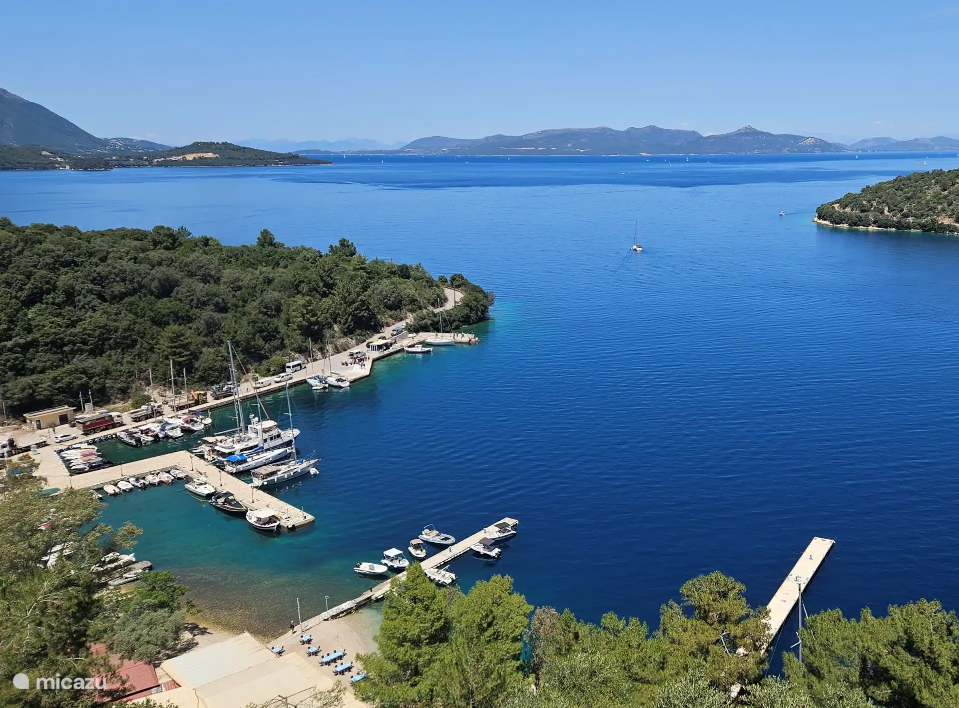 Mit dem (Miet-)Boot zur nahe gelegenen Insel Meganisi (neben Skorpios)