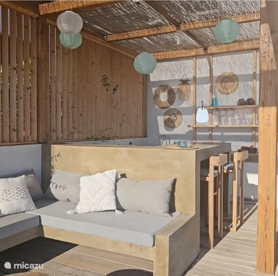 Loungebereich mit kleiner Frühstücksbar