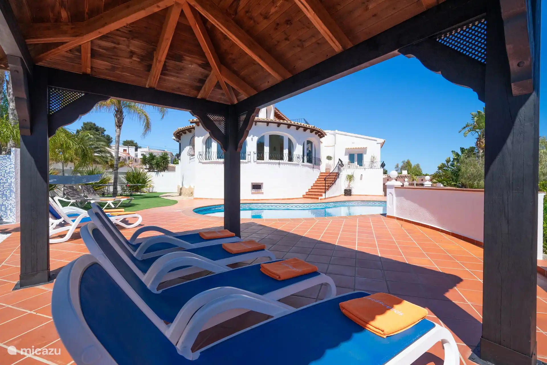 Villa Rosana tiene una pérgola en el jardín para la sombra necesaria