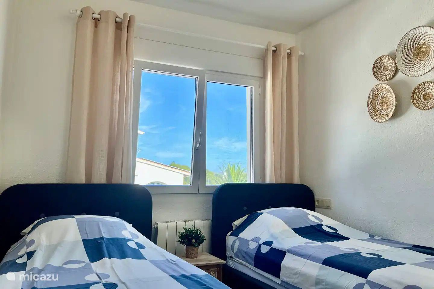 The second bedroom of Villa Rosana has 2 single beds of 90x200cm and individual air conditioning.