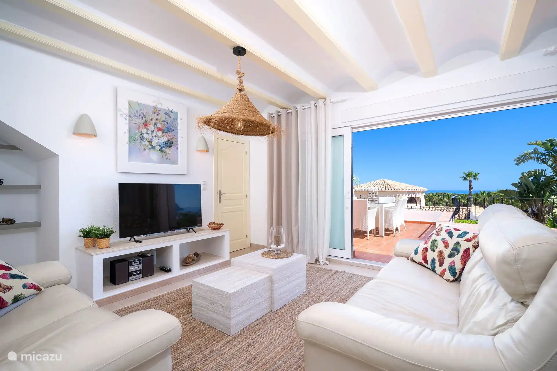 El salón de Villa Rosana en Moraira tiene vistas al mar y acceso directo a la terraza.