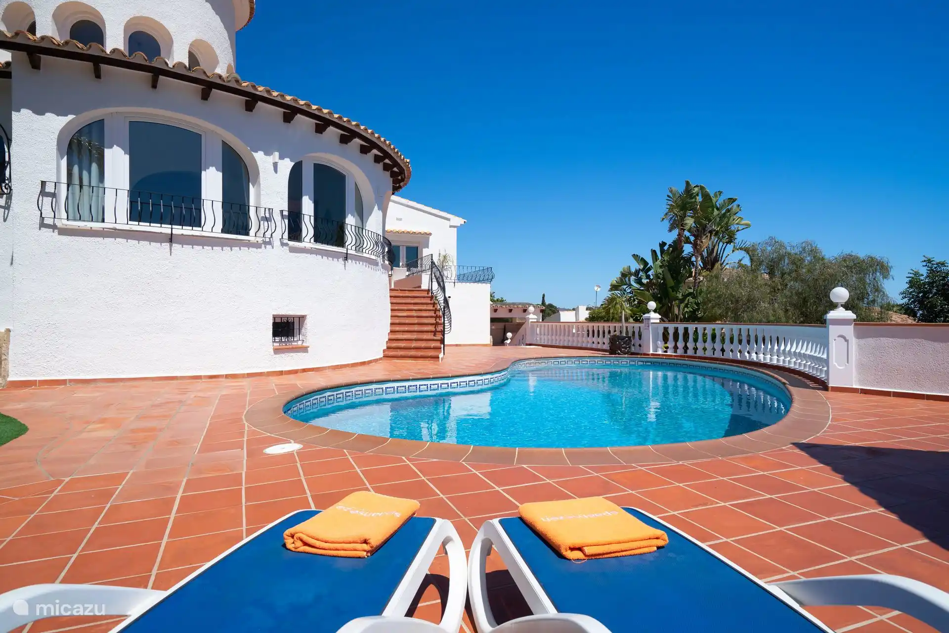 Villa Rosana en Moraira tiene una gran piscina privada en el jardín.