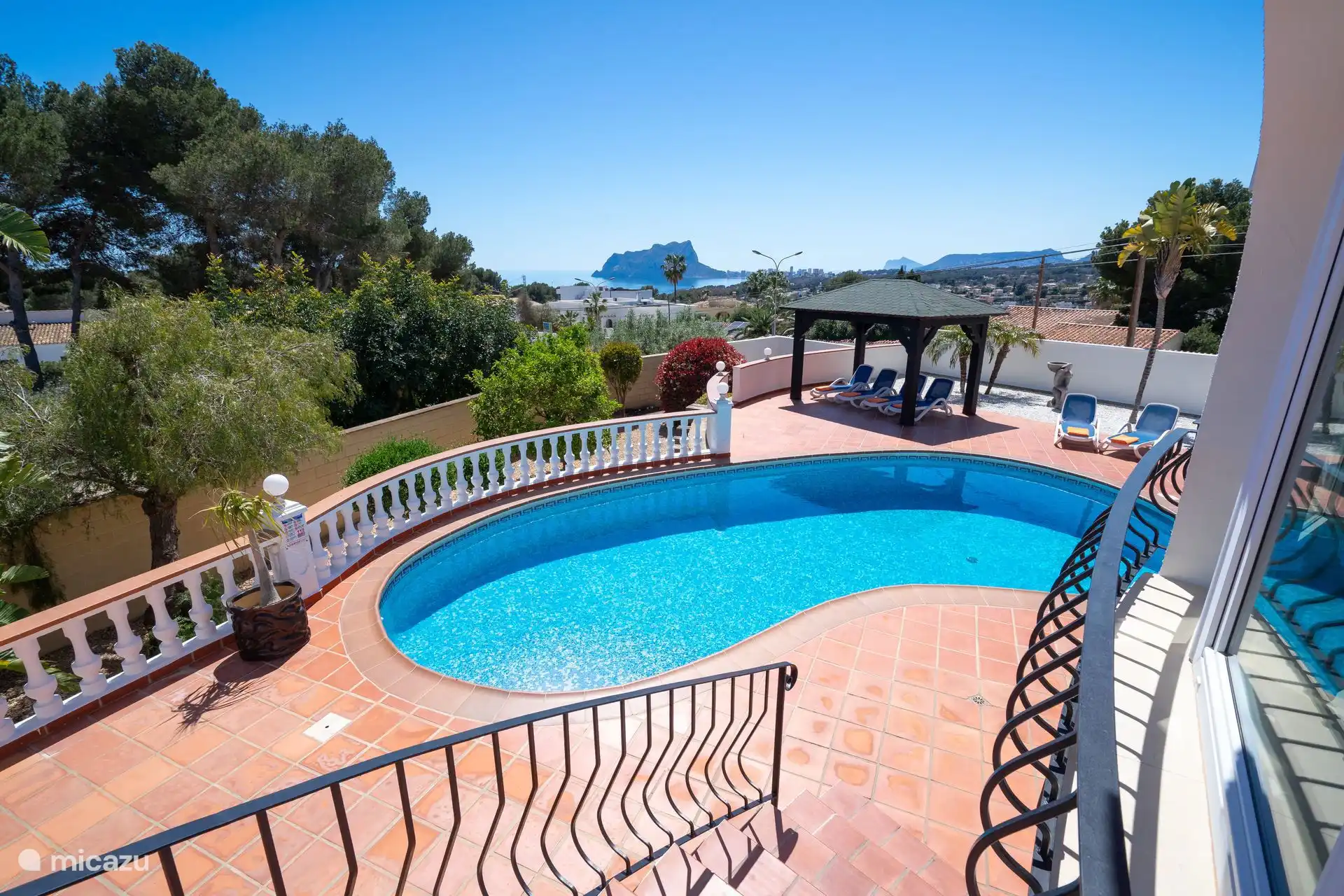 La Villa Rosana, en Moraira, cuenta con una piscina privada en el jardín