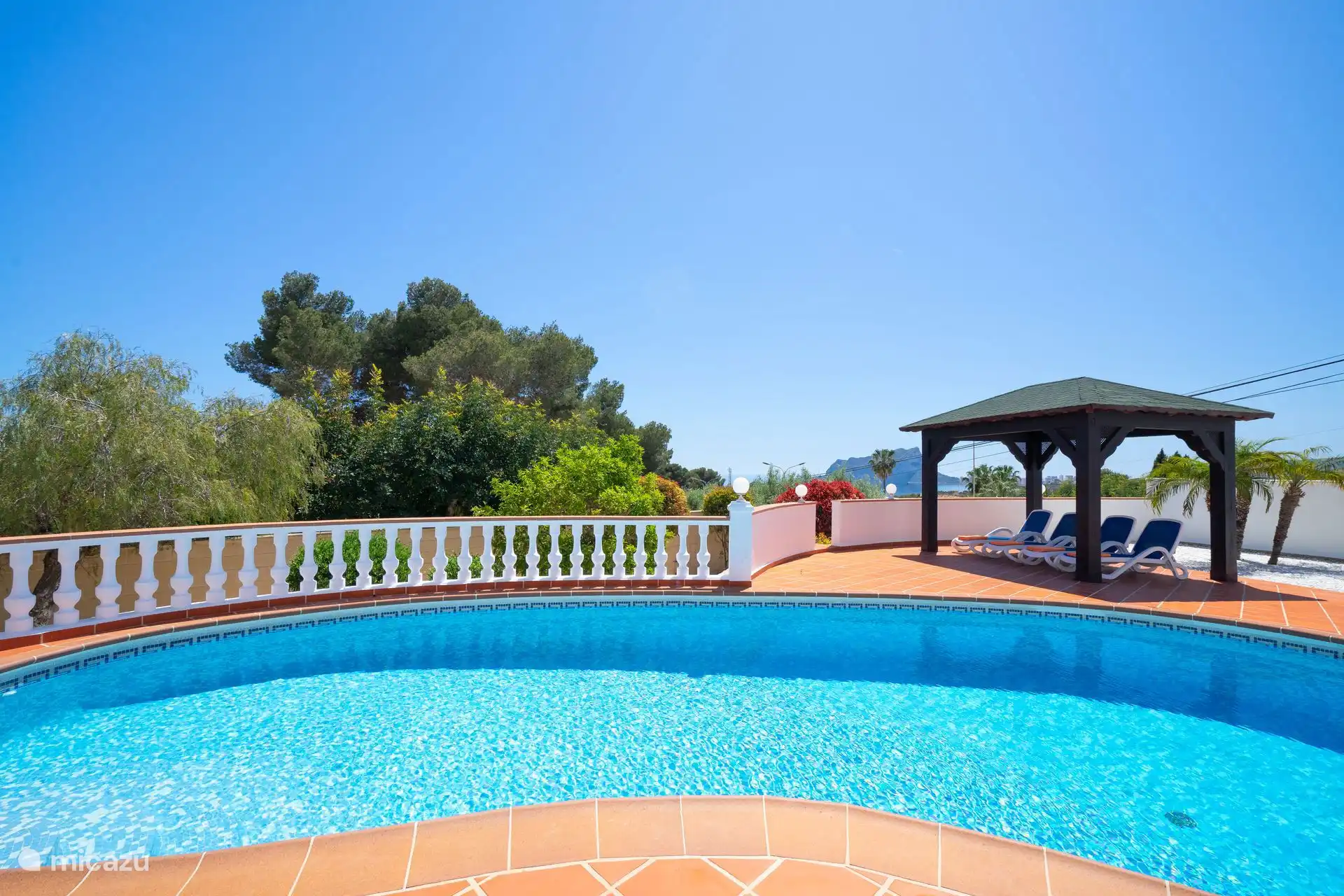Villa Rosana en Moraira tiene una gran piscina privada y una pérgola en el jardín para dar sombra