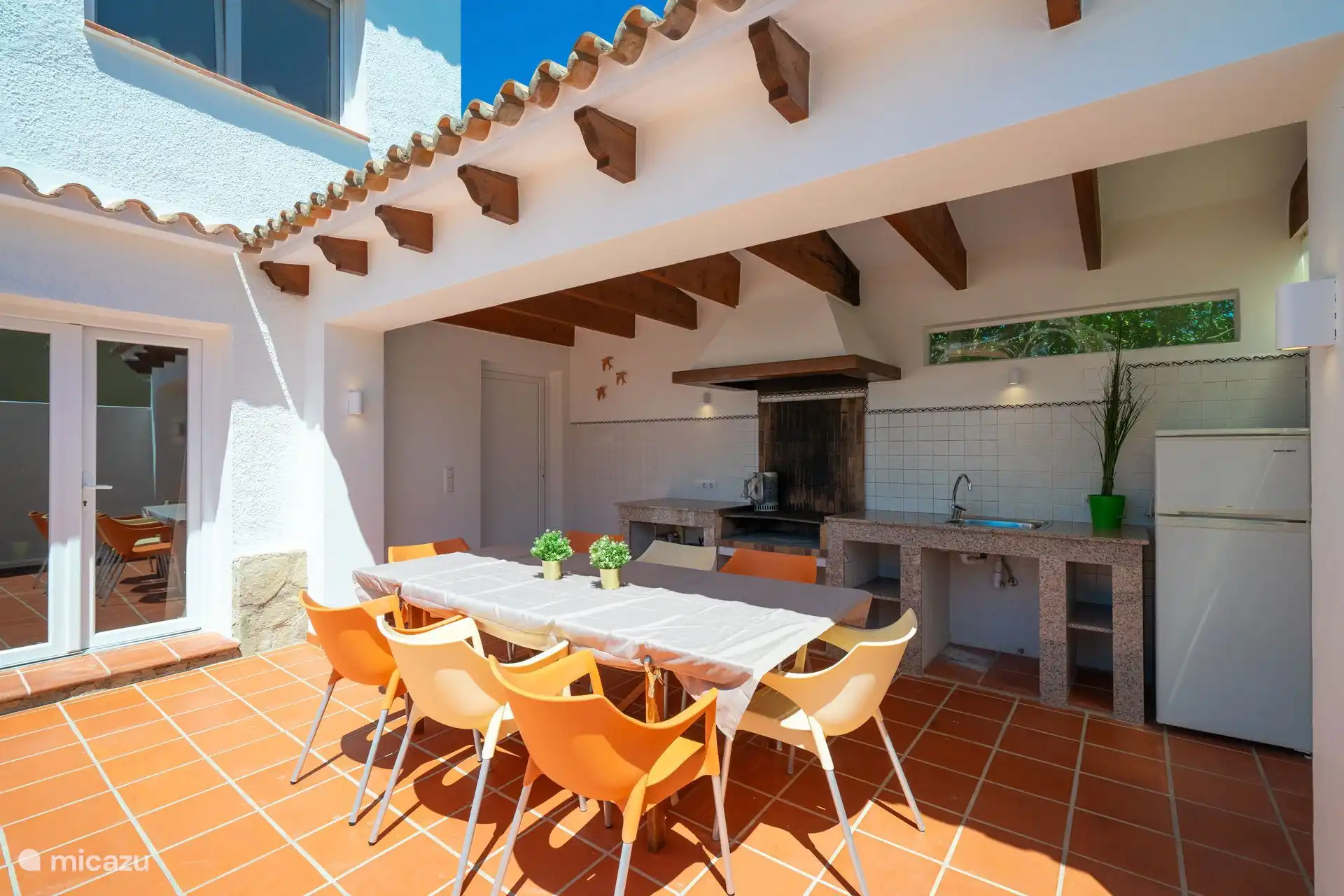 La Villa Rosana dispone de una zona de barbacoa en el jardín con nevera