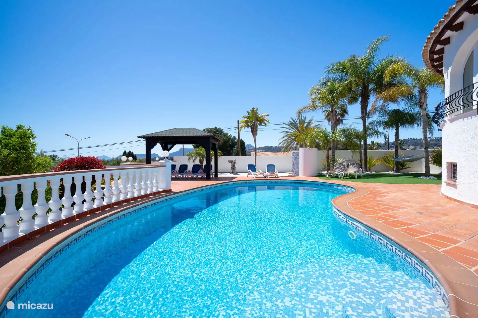 Villa Rosana en Moraira tiene una gran piscina privada en el jardín mediterráneo