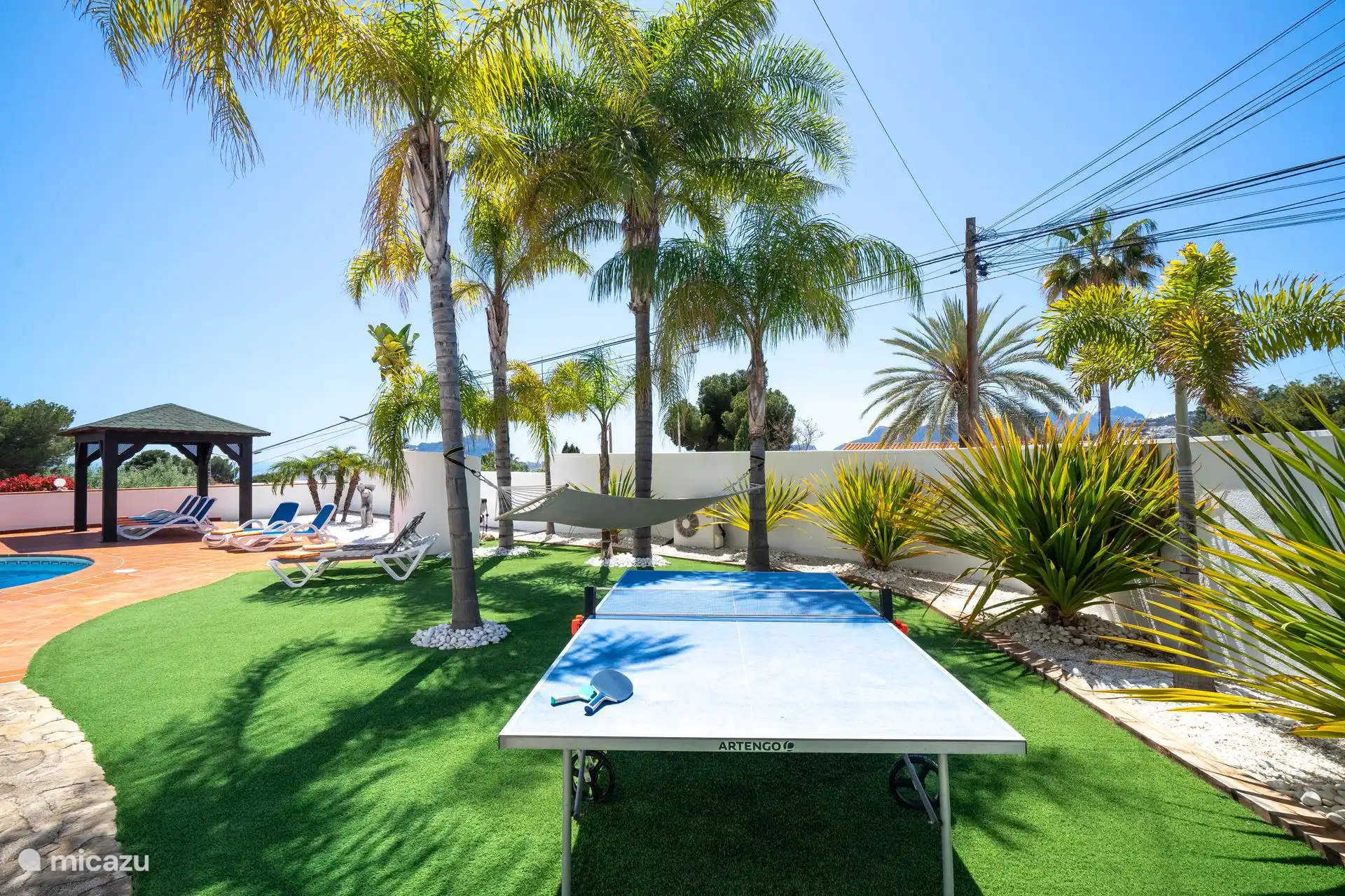 En el jardín mediterráneo de Villa Rosana hay una mesa de ping-pong