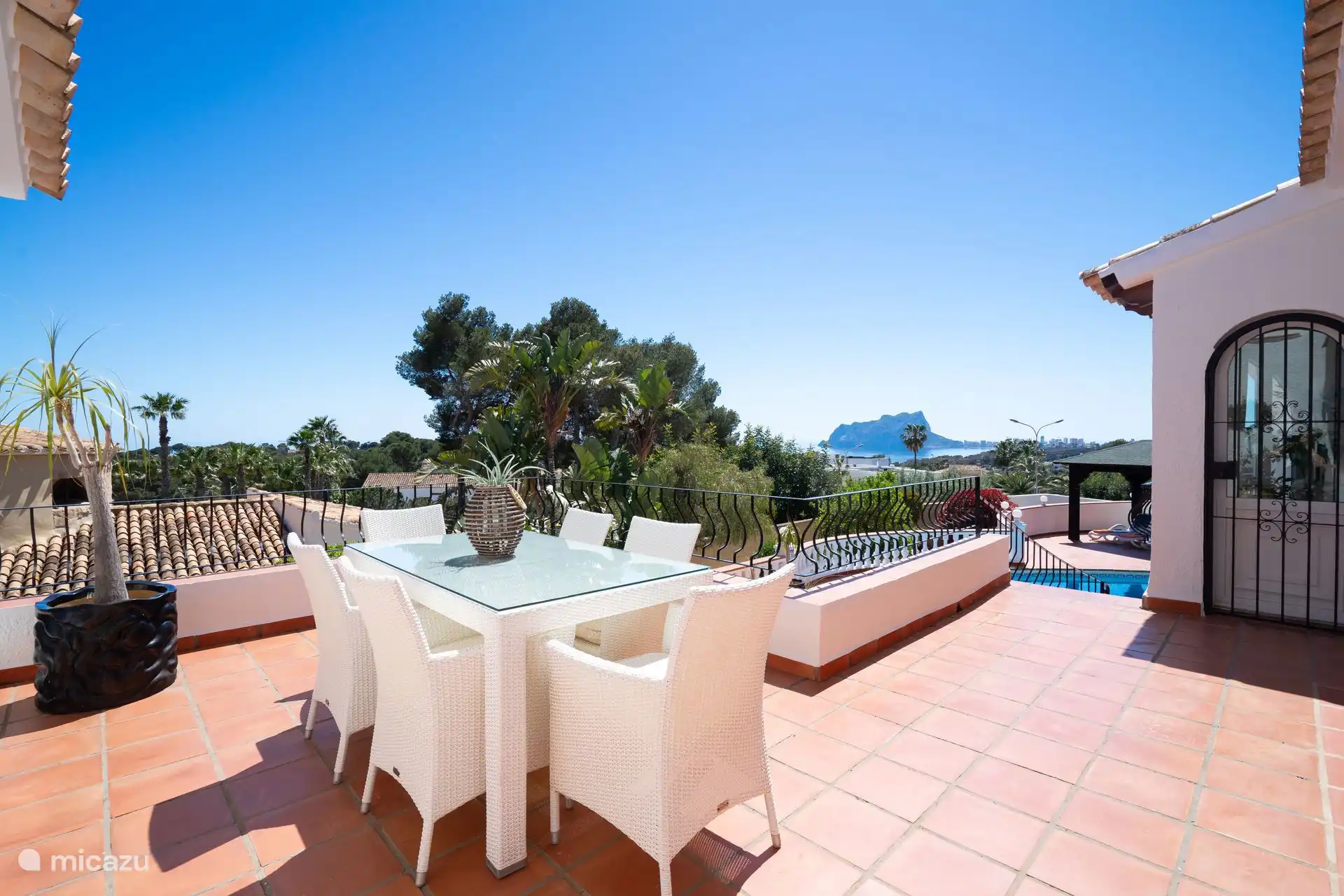 Villa Rosana tiene una terraza junto a la sala de estar con hermosas vistas a la montaña de Ifach en Calpe