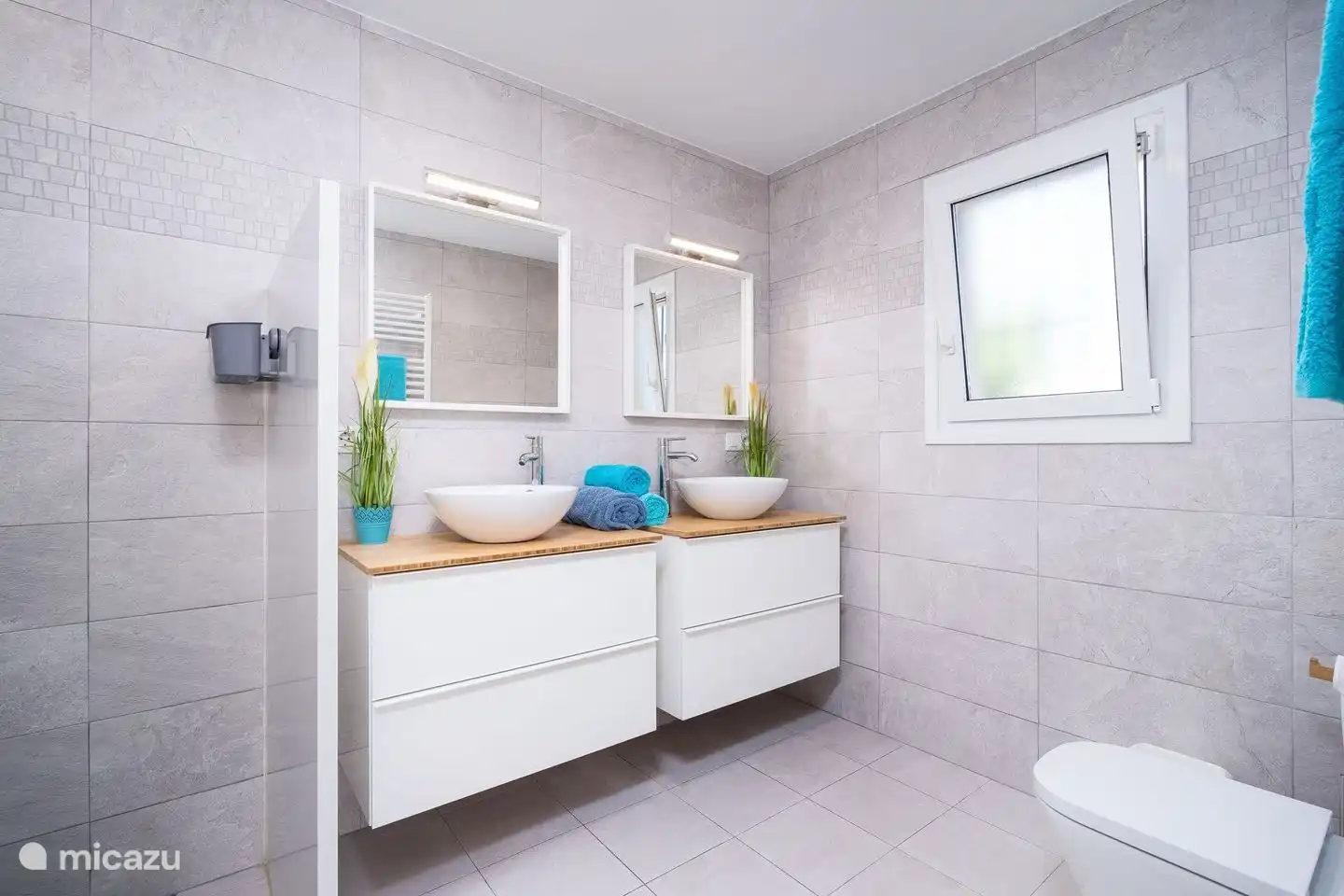 El baño privado del dormitorio principal de Villa Rosana