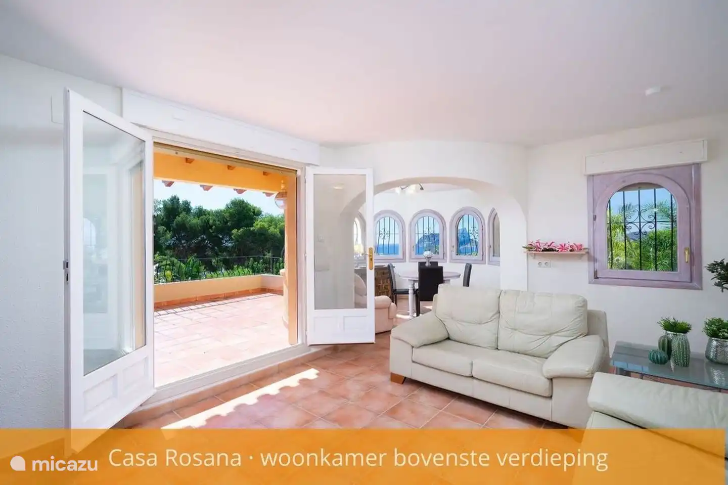 El apartamento en la planta superior tiene su propia terraza en la azotea.