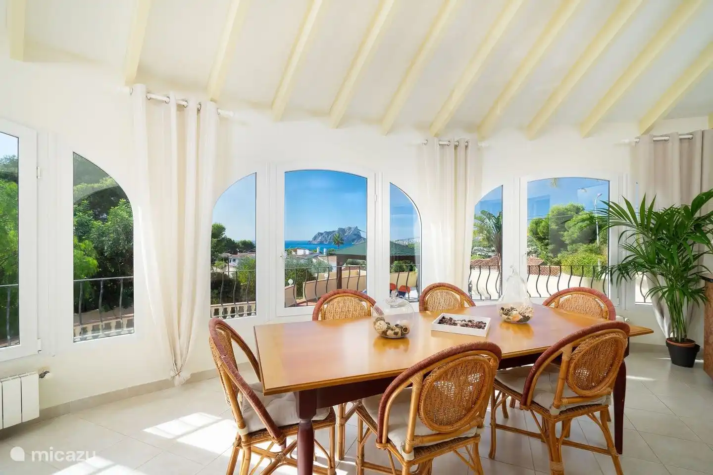 El comedor de Villa Rosana en Moraira tiene preciosas vistas al mar