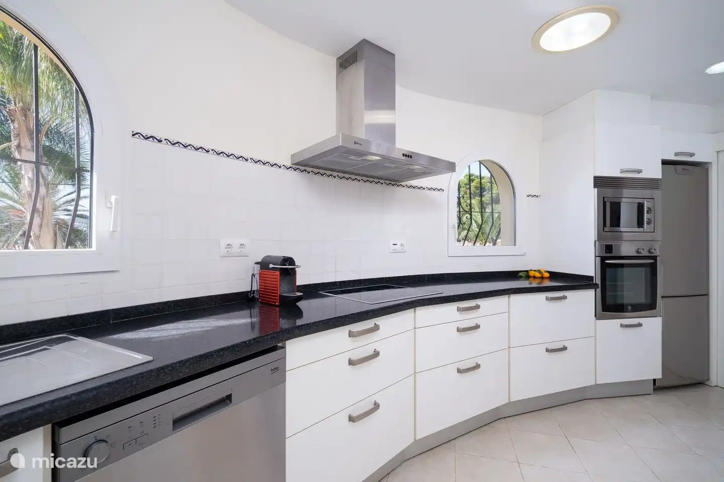 La cocina semicircular de Villa Rosana está totalmente equipada