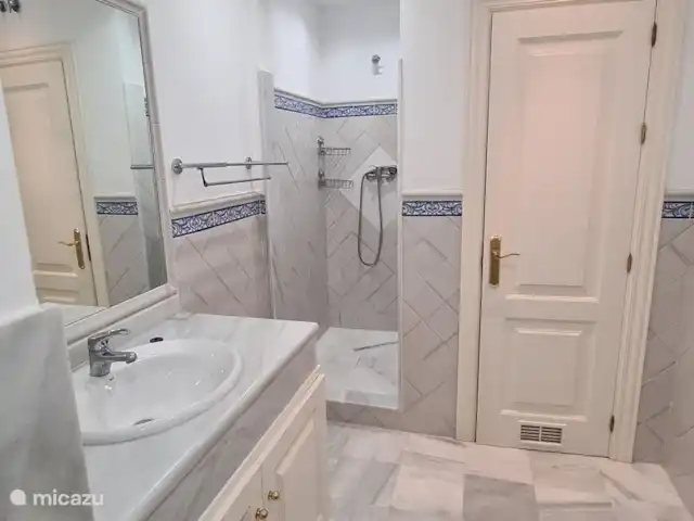 Maison de Ville Atmosphérique La Heredia | Espagne, Costa del Sol, La Heredia - maison de vacances Salle de bain 1 : avec toilettes privatives, vous y trouverez également le lave-linge et le sèche-linge.
