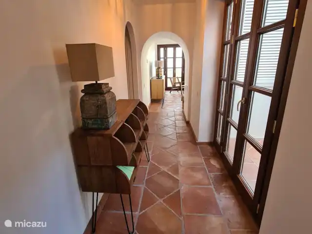 Maison de Ville Atmosphérique La Heredia | Espagne, Costa del Sol, La Heredia - maison de vacances Hall du salon, le long de la chambre 1 à la chambre 2 et également des portes-fenêtres à la terrasse intérieure et à la terrasse sur le toit.