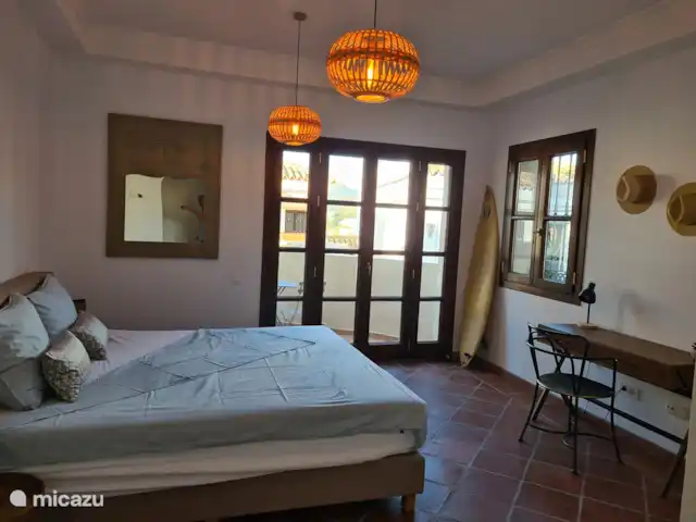 Maison de Ville Atmosphérique La Heredia | Espagne, Costa del Sol, La Heredia - maison de vacances Chambre 2 : avec sommier et salle de bain privée.