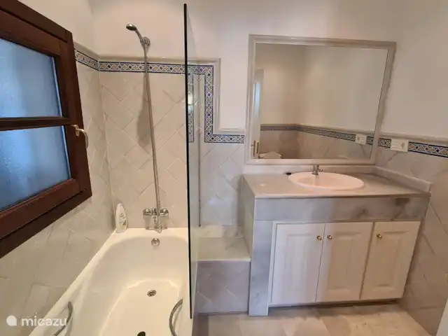 Maison de Ville Atmosphérique La Heredia | Espagne, Costa del Sol, La Heredia - maison de vacances Salle de bain 2 : avec baignoire et toilettes privatives