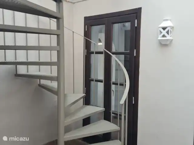 Maison de Ville Atmosphérique La Heredia | Espagne, Costa del Sol, La Heredia - maison de vacances Escalier accessible de la cuisine sur la terrasse intérieure à la terrasse sur le toit.