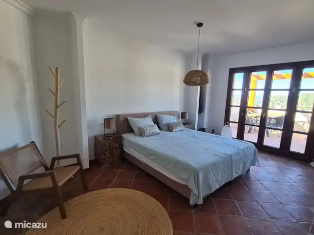 Maison de Ville Atmosphérique La Heredia | Espagne, Costa del Sol, La Heredia - maison de vacances Chambre 3 : adjacente à la terrasse sur le toit avec sommier et salle de bain privée.