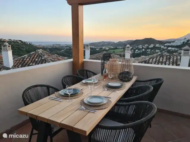 Maison de Ville Atmosphérique La Heredia | Espagne, Costa del Sol, La Heredia - maison de vacances Table à manger spacieuse sur le toit-terrasse avec de belles vues sur la mer Méditerranée, l'Afrique et Gibraltar.