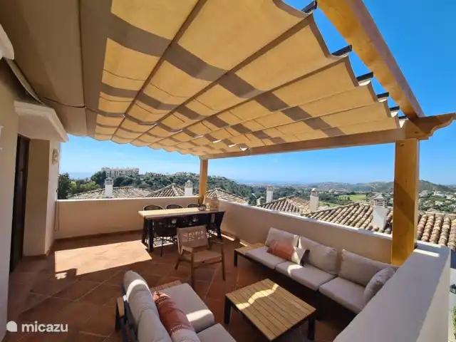 Maison de Ville Atmosphérique La Heredia | Espagne, Costa del Sol, La Heredia - maison de vacances Spacieuse terrasse sur le toit avec pergula qui peut être ouverte et fermée. Coin salon, réfrigérateur, BBQ et grande table à manger.