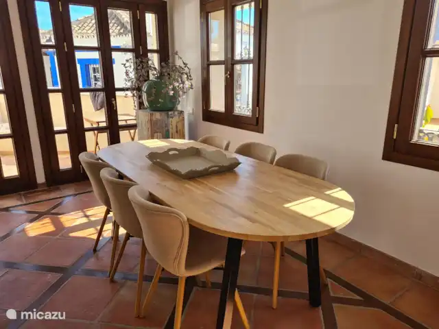 Maison de Ville Atmosphérique La Heredia | Espagne, Costa del Sol, La Heredia - maison de vacances Salon, avec portes-fenêtres donnant sur une petite terrasse avec un bain tourbillon pour se rafraîchir.