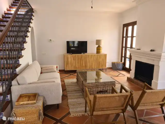 Maison de Ville Atmosphérique La Heredia | Espagne, Costa del Sol, La Heredia - maison de vacances Séjour avec escalier vers le premier étage et la terrasse sur le toit.