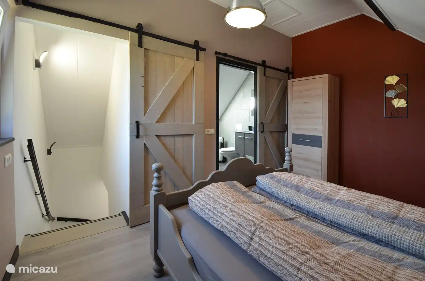 Slaapkamer en badkamer op de eerste verdieping