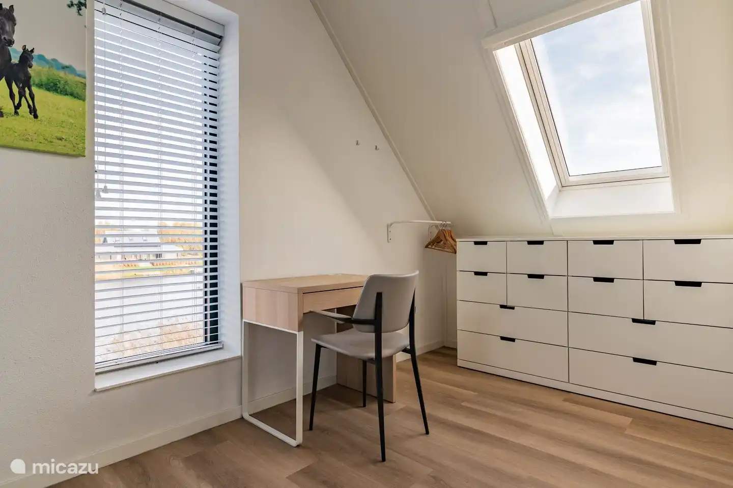 Hauptschlafzimmer im Obergeschoss mit Schreibtisch