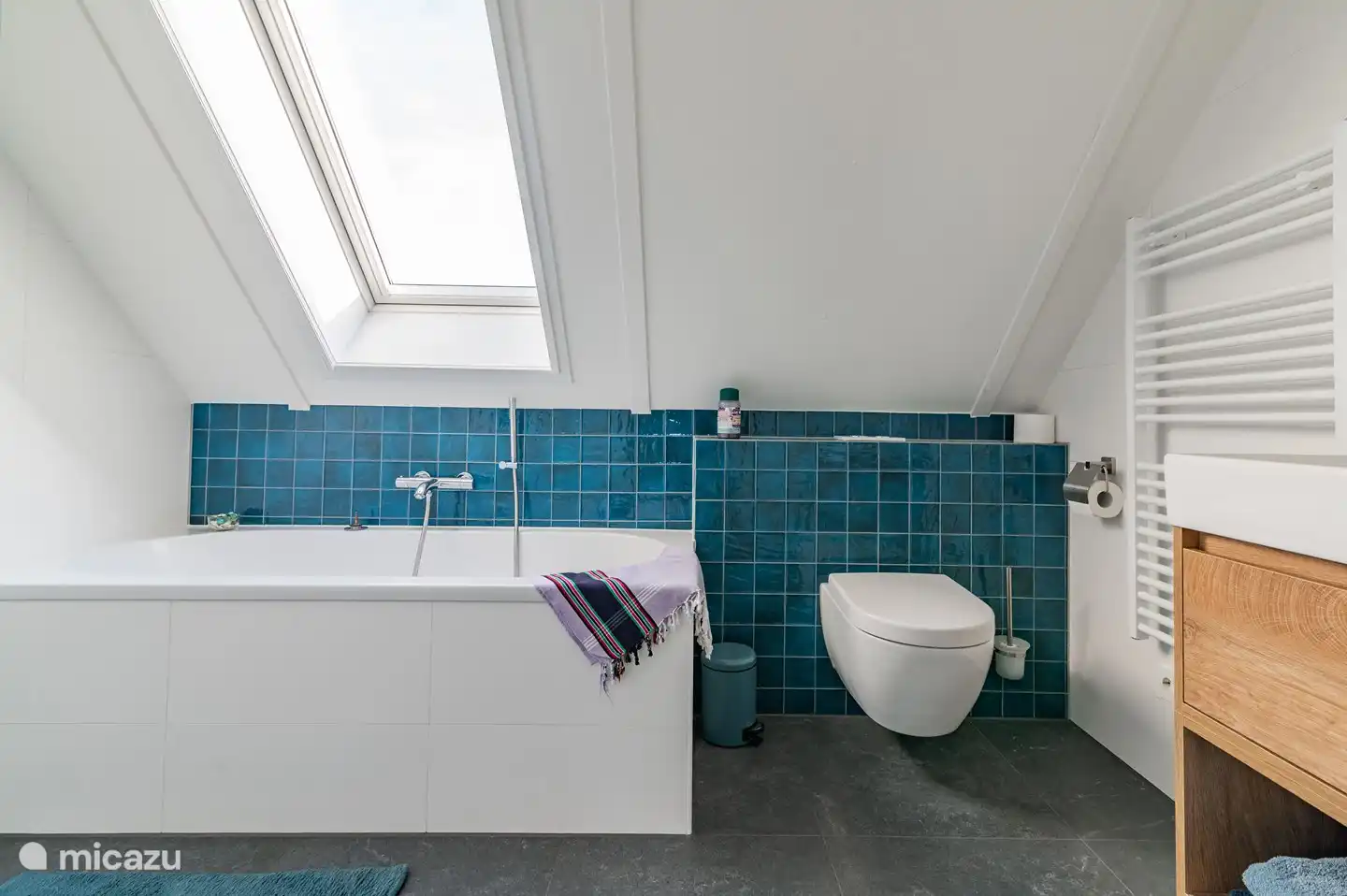 Badezimmer mit Badewanne