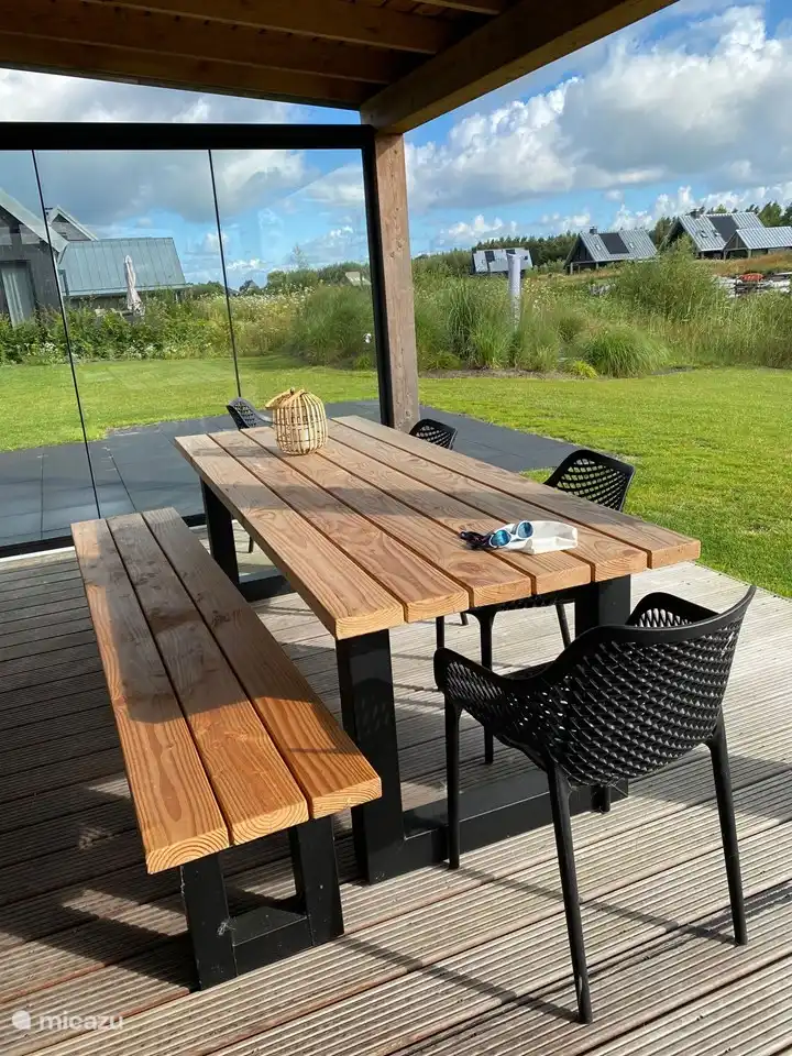 Frühstück auf der Veranda, schön draußen, aber auch geschützt durch die Glasschiebetüren