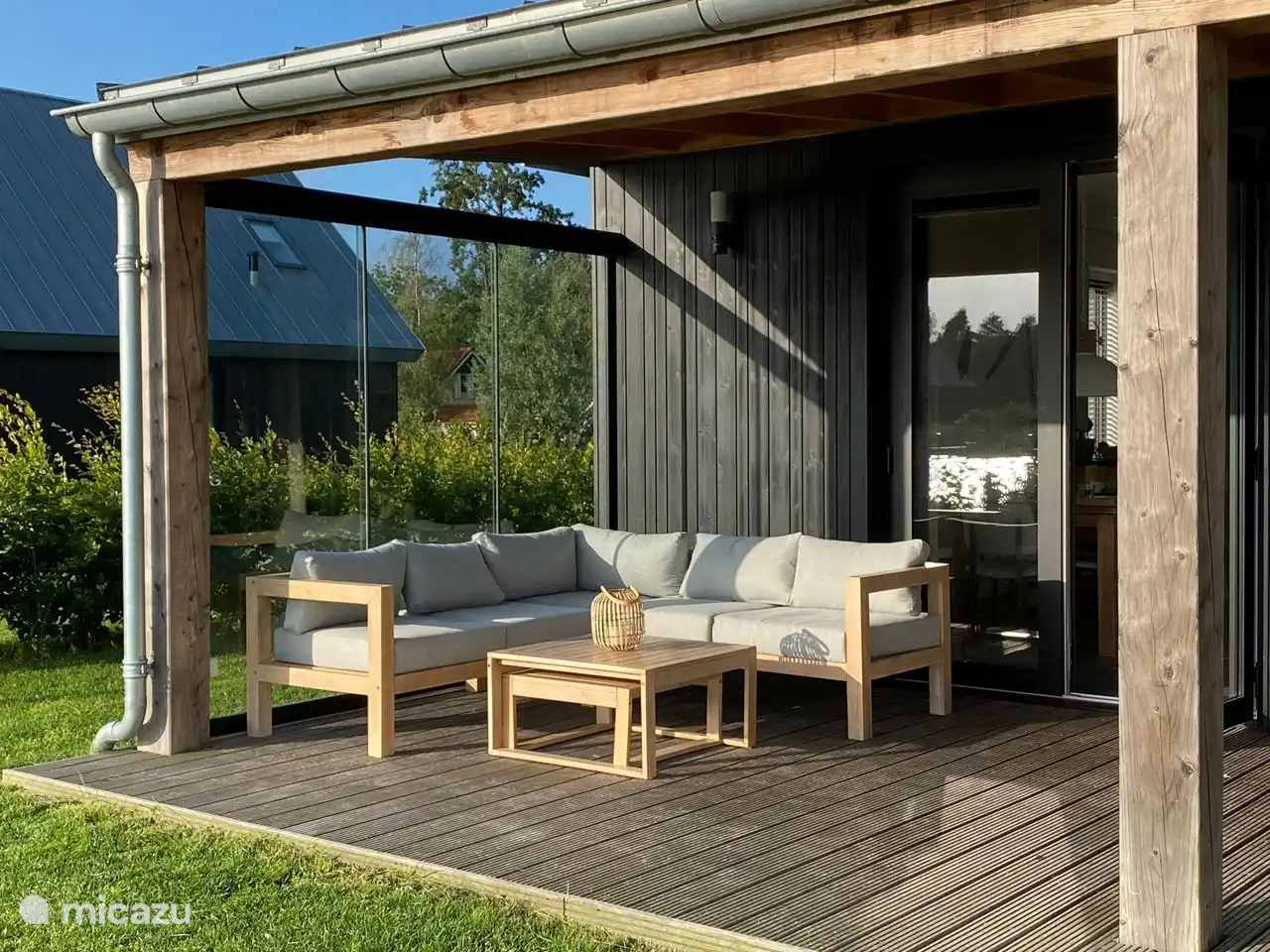 Auf der Veranda liegen, in der Sonne, vor dem Wind geschützt. 