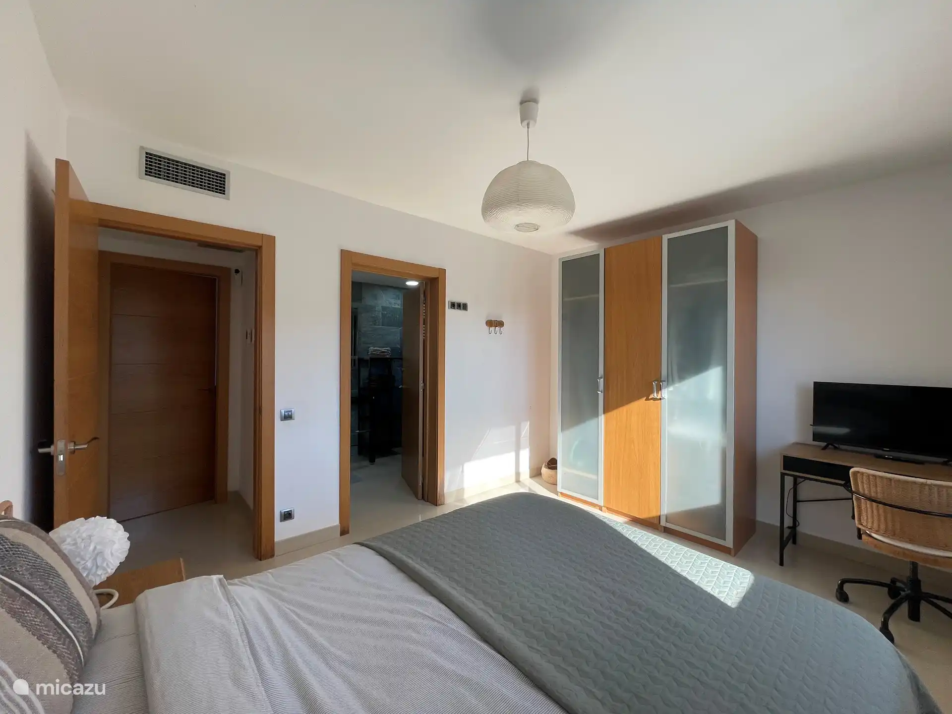 Chambre avec salle de bain attenante