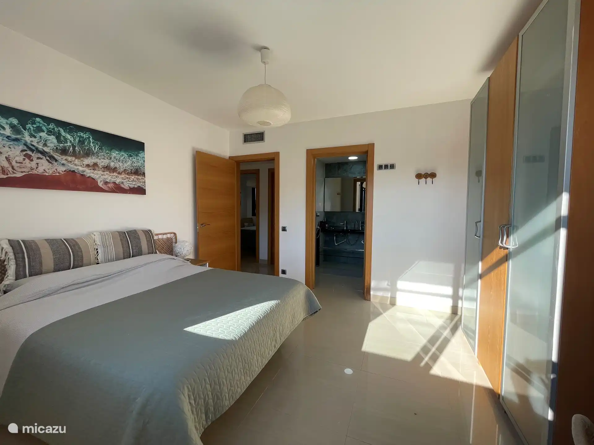 Chambre avec salle de bain attenante