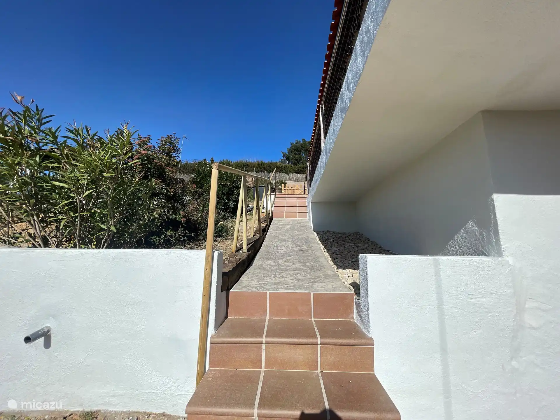 Chemin du patio à la terrasse avant