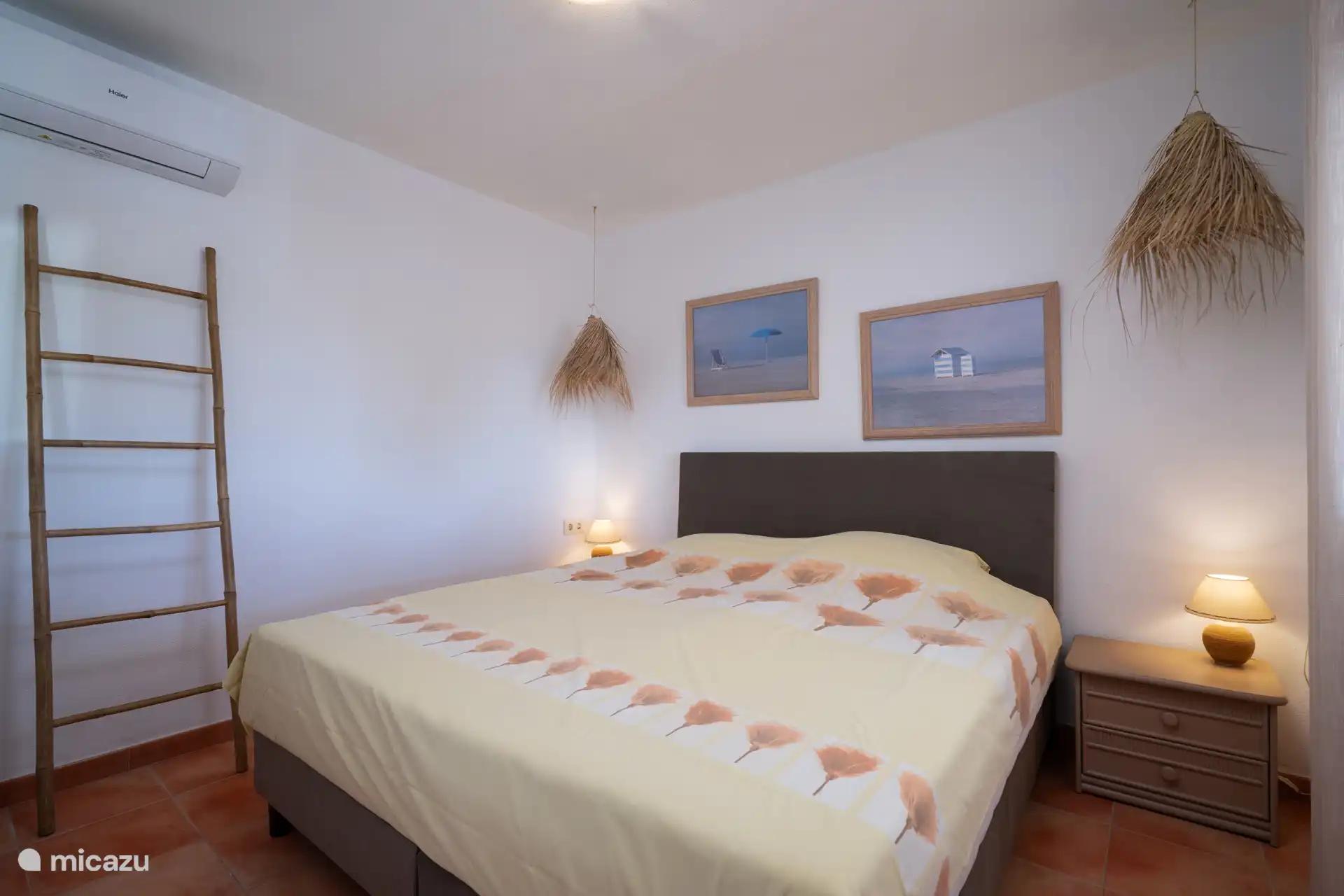 Hoofdslaapkamer van Villa Alicia met een boxspringbed van 180x200 centimeter.