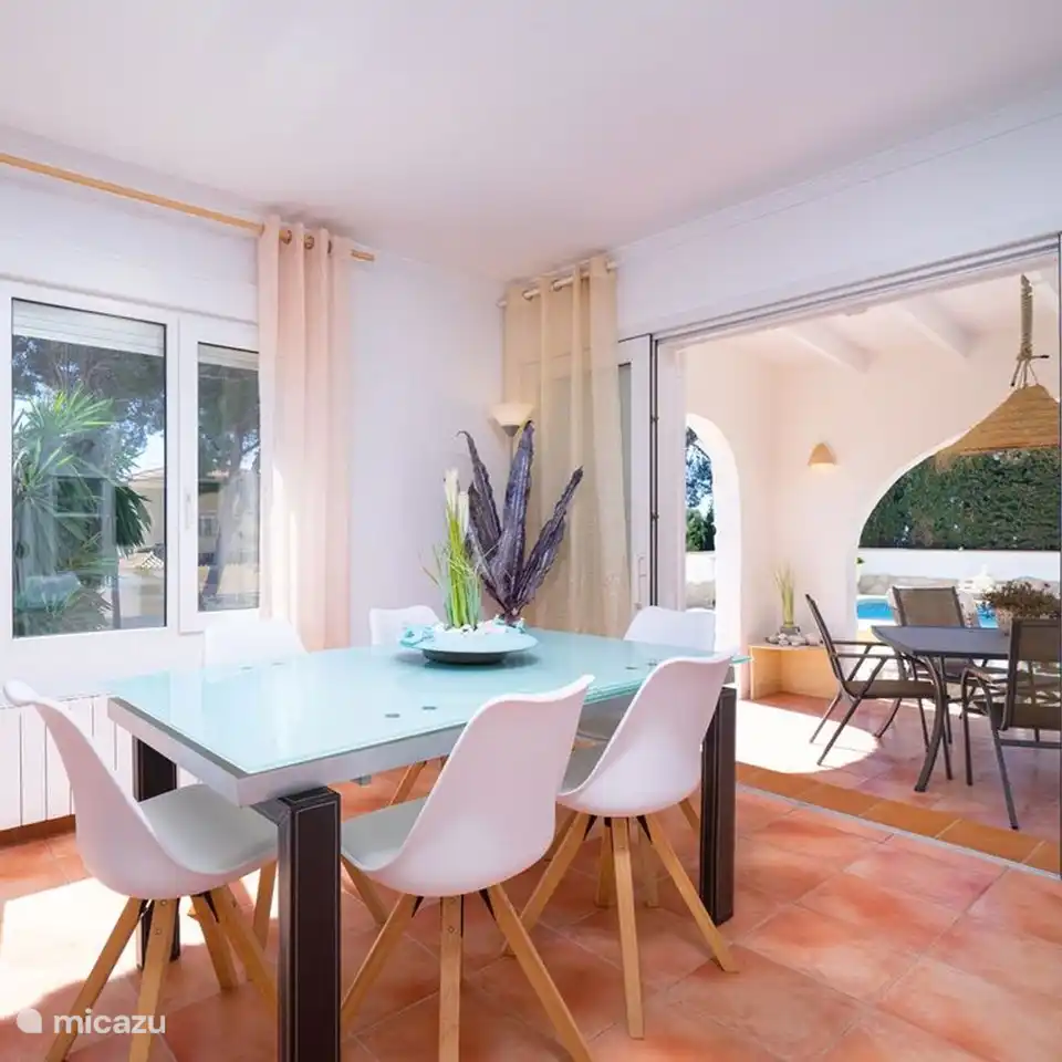 Das Esszimmer der Villa Alicia bietet Meerblick und Schiebetüren, die zur überdachten Terrasse führen