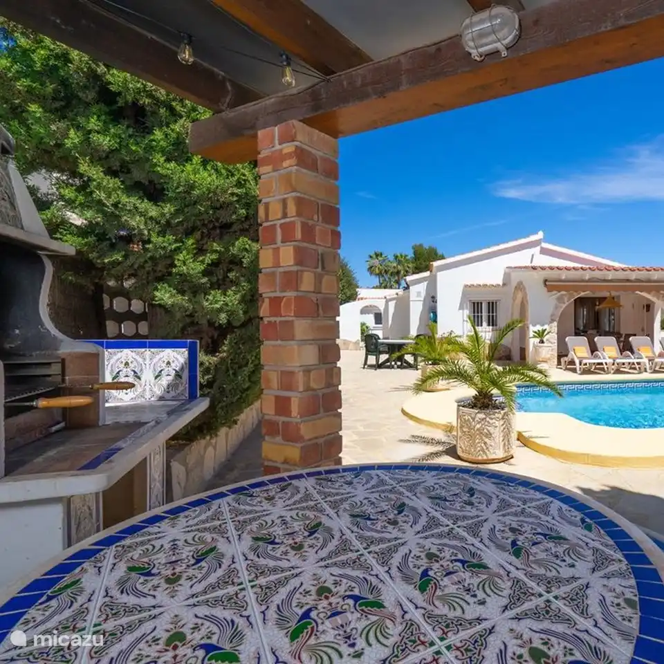 Vom Grillplatz aus hat man einen Blick auf den privaten Swimmingpool