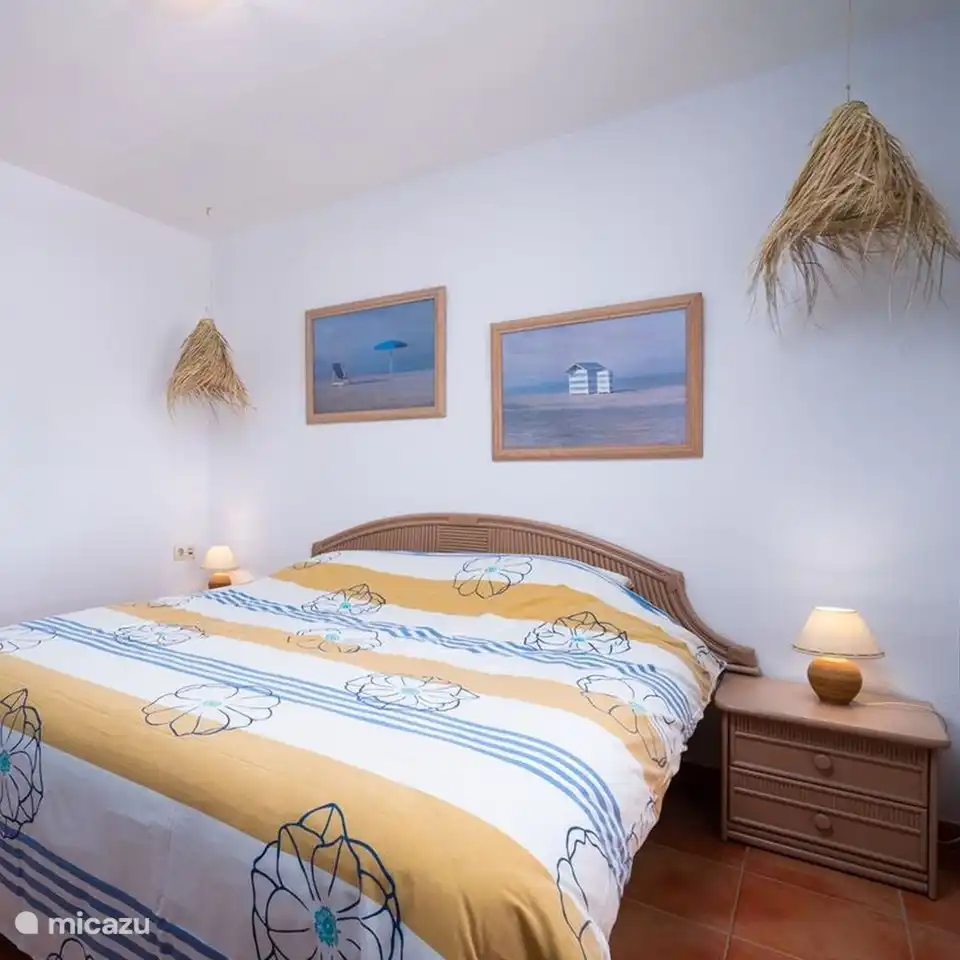 Das Hauptschlafzimmer der Villa Alicia verfügt über ein Bett von 180 x 200 Zentimetern und eine individuell regulierbare Klimaanlage