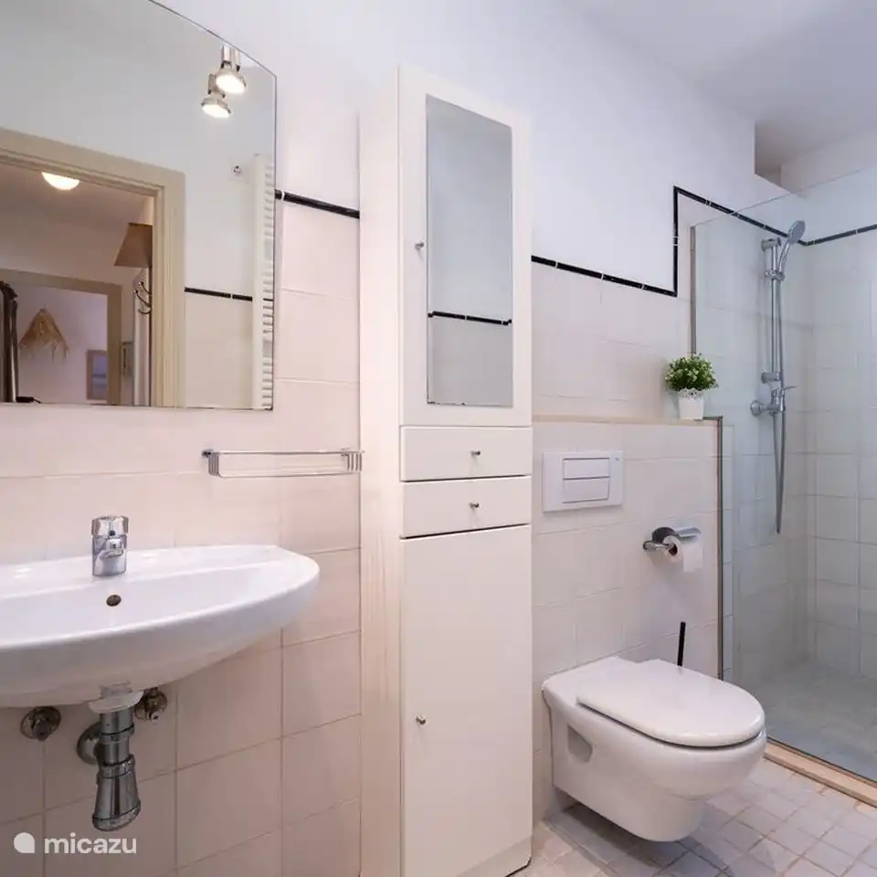 Das erste Badezimmer der Villa Alicia verfügt über eine ebenerdige Dusche, Toilette und Waschbecken