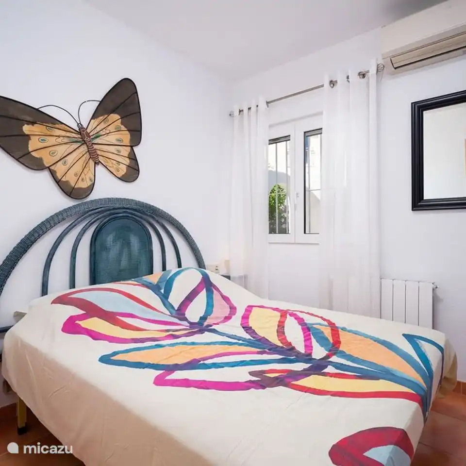 Das zweite Schlafzimmer der Villa Alicia verfügt über ein Bett von 140 x 190 Zentimetern und eine individuell regulierbare Klimaanlage