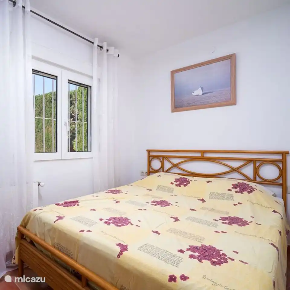 Das dritte Schlafzimmer der Villa Alicia verfügt über ein Bett von 150 x 190 Zentimetern, Blick auf den Pool und eine individuell regulierbare Klimaanlage